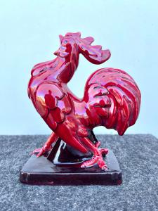 Scultura in maiolica raffigurante un gallo che canta.Manifattura di Angelo Minghetti.Bologna.