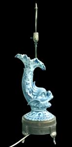 Majolika-Lampe, die einen mythologischen Fisch darstellt, dekoriert in türkisfarbener Monochromie. Manufaktur Cantagalli, Florenz.
