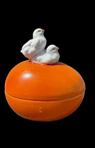Caixa de porcelana em forma de ovo com um par de pintinhos. Heuback. Alemanha.