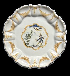 Majolica plate decorated with a figure in a rural setting. Coppellotti Manufacture. Lodi.