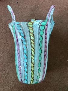 Vaso fazzoletto ‘zanfirico’’tipetti’.Manifattura A.Ve.M Murano.