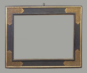 Ebonisierter Rahmen mit goldverzierten punzierten Ecken, Italien, 19. Jahrhundert