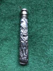 Silberner Parfümflakon mit männlicher Figur in Tracht und Eichhörnchen mit Pflanzenmotiven. Sterling-Punze, 925er Silber.