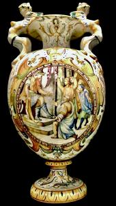 vaso in maiolica con prese laterali a forma di arpie e decoro a raffaellesche e grottesche.Cantagalli,Firenze.