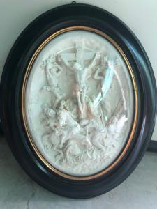 Basrelief in Meerschaum (Magnesit), das eine Kreuzigung darstellt. Frankreich.