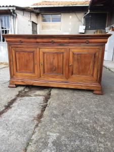 Capuchin walnut credenza with three doors and three drawers, from the first half of the 1800s. Original patina. L188xP65xH102. Warranty certificate.