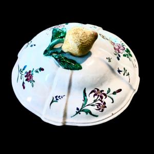 Ribbed majolica soup tureen lid with lemon-shaped handle and "rose" decoration. Strasbourg, France.