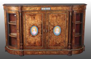 Servante inglese del 1800 in pregiatissima radica d'ulivo con porcellana di Sevres