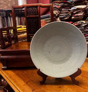 Medium celadon plate, 19th century, 37 cm diameter.