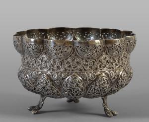 Vaschetta in argento sbalzato e traforato decorata con pesci, Persia