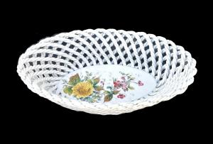 Cestino-centrotavola in terraglia a forma intrecciata con decoro floreale.Bassano