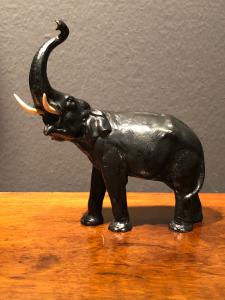 Elefante de bronze pintado. Viena.