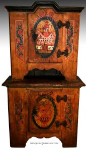 Rara e decorativa credenza dipinta con alzata del  700 in condizioni di pratica integrità. 