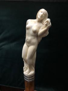 Stock mit erotischem Thema und Knauf aus Knochen, der eine nackte Frau darstellt.