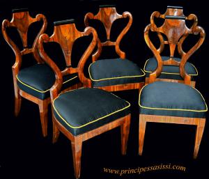 Molto rara serie di 5 sedie integre della prima fase del periodo biedermeier, della cerchia di Joseph Danhauser. Vienna 1820 c.a. 