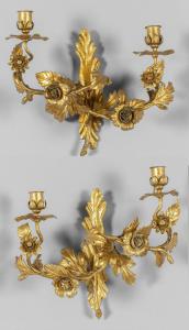 Paar Wandleuchten im Louis-XV-Stil mit zwei Lichtern aus vergoldetem Blech in Form von blühenden Ranken, Piemont, 19. Jahrhundert