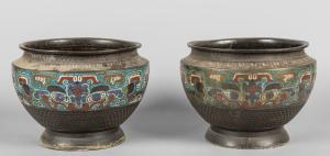 Paar Cloisonné-Bronzevasen, China, spätes 20. Jahrhundert