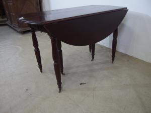Mesa extensível estilo Luís Filipe em mogno com abas laterais.