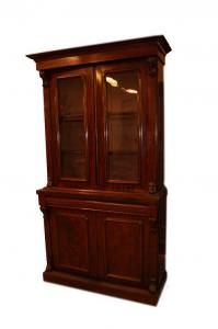 Estante-biblioteca inglês estilo Regency em mogno de meados de 1800.