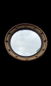 Specchio convesso ‘occhio della strega’ con cornice in legno dorato.