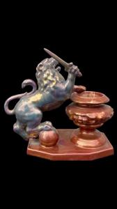 Scultura in ceramica a lustro metallico raffigurante leone con spada. Firma: C.A.C.F (Cooperativa Artigiana Ceramisti Faentini).Faenza