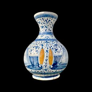 Majolica vase-bottle with 'porcelain' decoration and epigraph cartouche. Faenza.