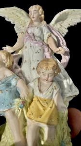 Pair of bisquit porcelain holy water fonts depicting a guardian angel with two children. France. - Foto 6