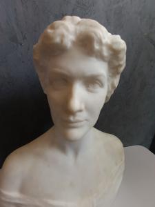 Busto di donna in marmo veneziano