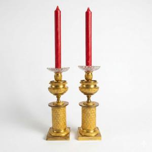 Paar französische Empire-Kerzenleuchter aus vergoldeter Bronze, 1800