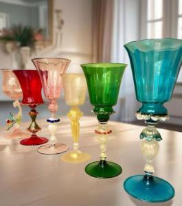 Kelche aus farbigem Glas