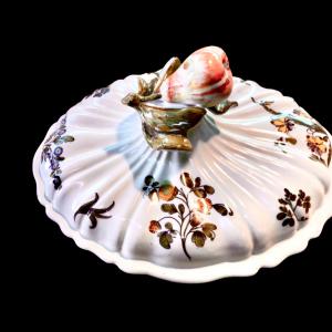 Maiolica soup tureen lid with "cut flowers" decoration, Antonibon Manufactory, Nove di Bassano.
