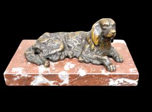Scultura in bronzo raffigurante un cane.Base in marmo.