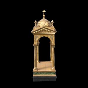 Tempietto-tabernáculo em madeira dourada e marmorizada.