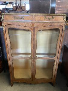 Vetrina con bronzi 92x35x132h