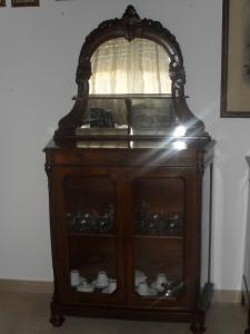 Vitrine mit Aufsatz