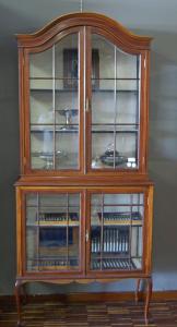 Vitrine inglesa do século XIX, estilo vitoriano, mogno, com 4 portas