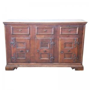 Antikes Nussbaum-Sideboard mit drei Türen aus der zweiten Hälfte des 17. Jahrhunderts. PREIS VERHANDELBAR