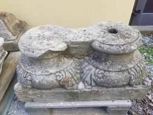 Doppelkapitell aus Kalkstein