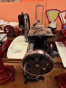 Affettatrice Berkel modello 115 restaurata con piedistallo