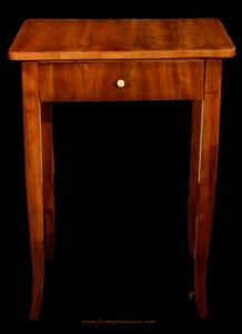 Vienna, prima parte del periodo biedermeier 1820 c.a. Elegante e raro tavolino in condizioni di pratica integrità