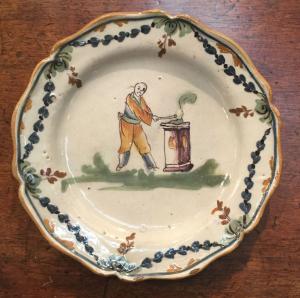 Majolika-Teller mit Darstellung einer orientalischen Figur und Pflanzenmotiven auf dem Rand. Lodi.