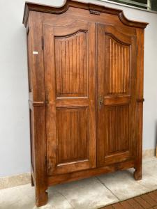 Gewölbter Nussbaumschrank mit 2 Türen - Restauriert (in Arbeit)_car 3138