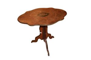 Louis XV-Tisch im französischen Segelstil mit Intarsien und Bronzen aus dem 19. Jahrhundert