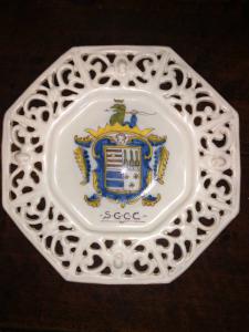 Octagonal majolica cutting board plate with openwork and noble coat of arms. Pavia.