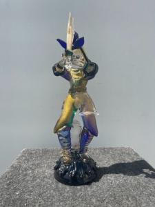 Figura di samurai in vetro pesante con inclusioni foglia oro.Firma Paolo Gaggio.Murano.
