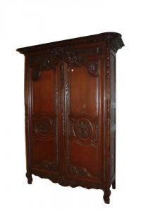Guarda-roupa de 2 portas ricamente entalhado em carvalho provençal da Normandia, século XVIII.