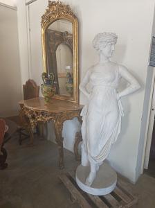 Estátua de mármore representando figura feminina
