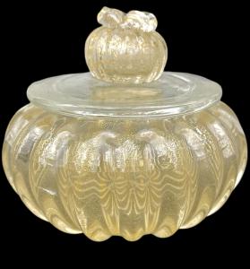 Scatola in vetro pesante sommerso con corpo tondo schiacciato e baccellato.Barovier e Toso.Murano.