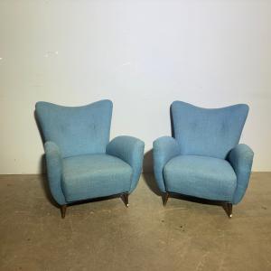 Par de poltronas azuis mid-century dos anos 50 Design Isa Bergamo. Medidas 70 x 36