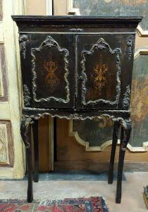 ARM114 - scrigno laccato e decorato, epoca '800, misura cm L 80 x H 138 x P 34